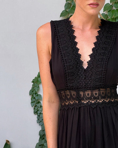 Aurélie – Romantisches Spitzenkleid mit V-Ausschnitt